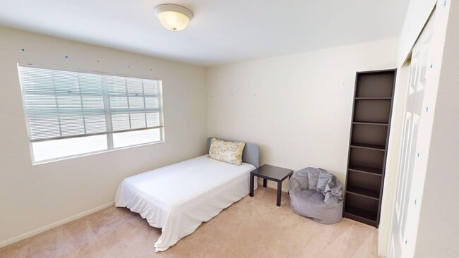 Building Photo - Spacious 4 Bedroom 3.5 Bathroom Coronado H...