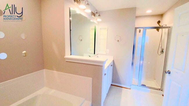 Building Photo - 908 Rainier Rd