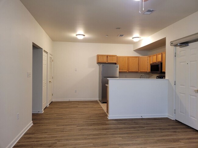 Building Photo - 670 Bassett Dr