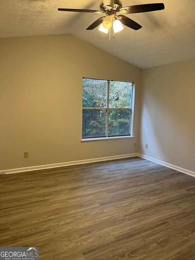 Building Photo - 1560 Pin Oak Ln SE