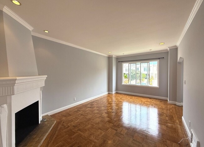 Building Photo - UPDATED BRIGHT 1500/ft 3BR/2BR+Bonus+1GR H...