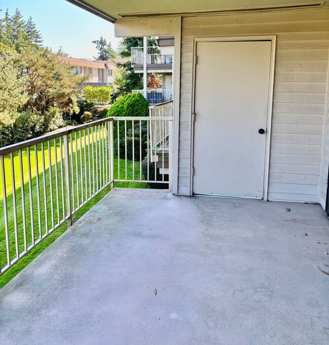 Building Photo - 2 Bed / 2 Bath updated Mercer Island condo...