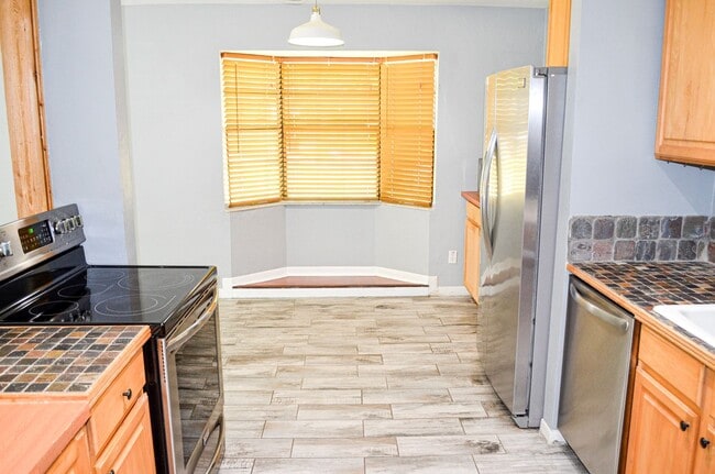 Building Photo - Check out this huge private fenced back yard at this Timberlane home!