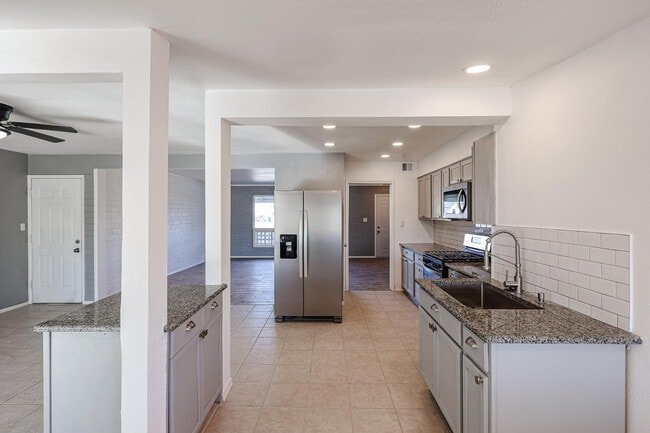 Building Photo - 11417 N Hacienda Dr