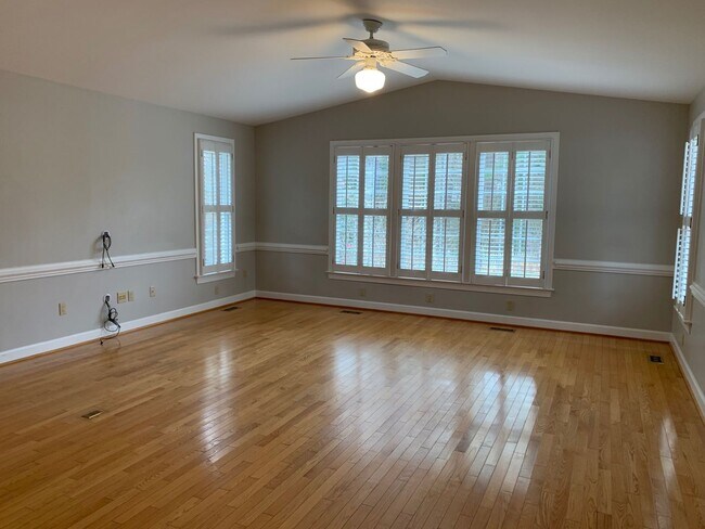 Building Photo - Spacious 4 Bed | 3 Bath Split Level Home i...