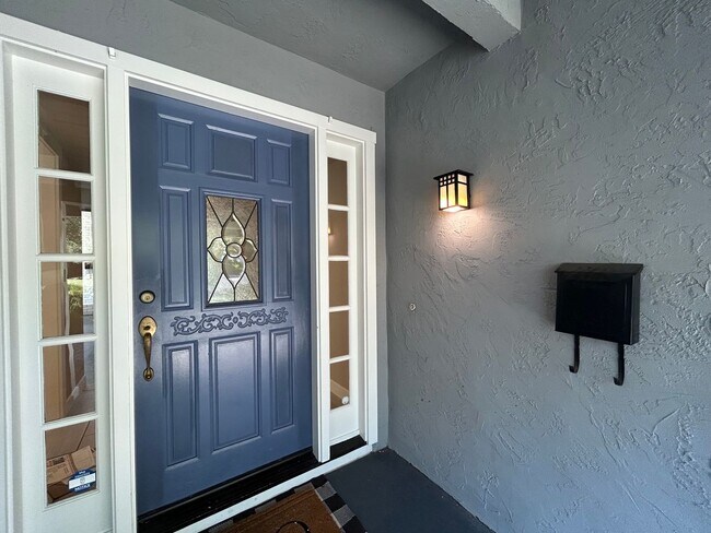 Building Photo - Recently Remodeled Single-Story 3/2 Gem in...