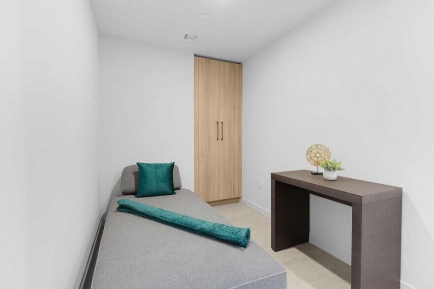 Building Photo - 501 NE 1st Ave