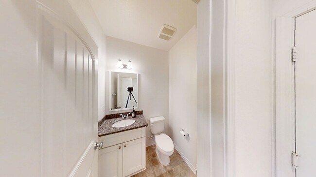 Building Photo - Beautiful 3Bed 2.5Bath