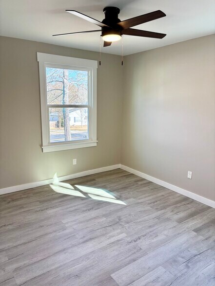 Building Photo - 1136 Chadford Rd