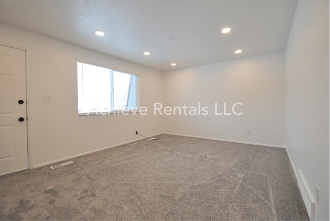Building Photo - 941 N 350 E
