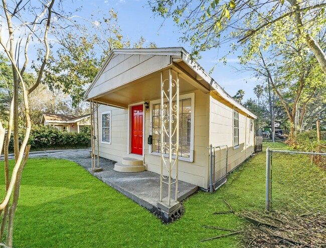 Building Photo - 203 W Hart Ave