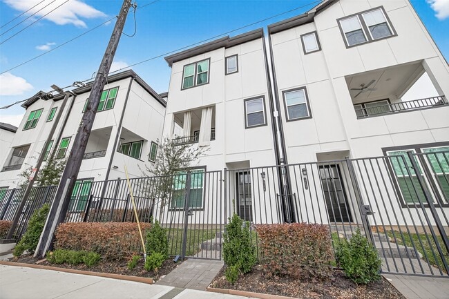 Building Photo - 2712 Grand Fountains Dr