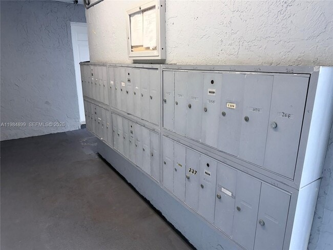 Building Photo - 9365 Fontainebleau Blvd