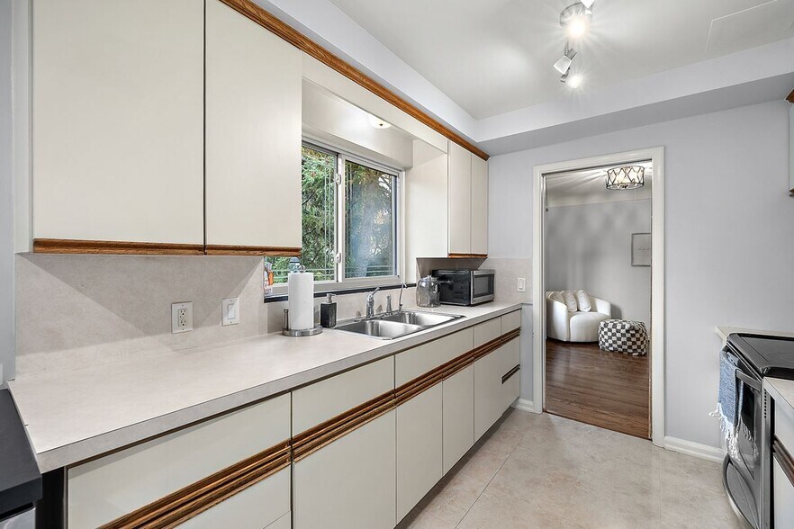 Building Photo - 2432 Hawkins Ave