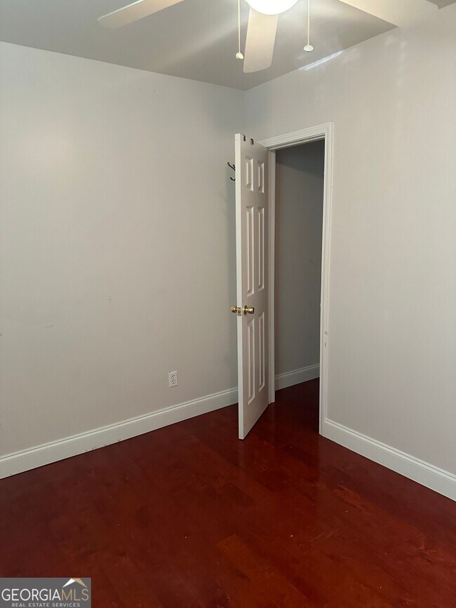 Building Photo - 711 Pine Grove Cir