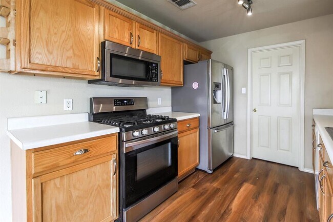 Building Photo - 1036 Doras Dr
