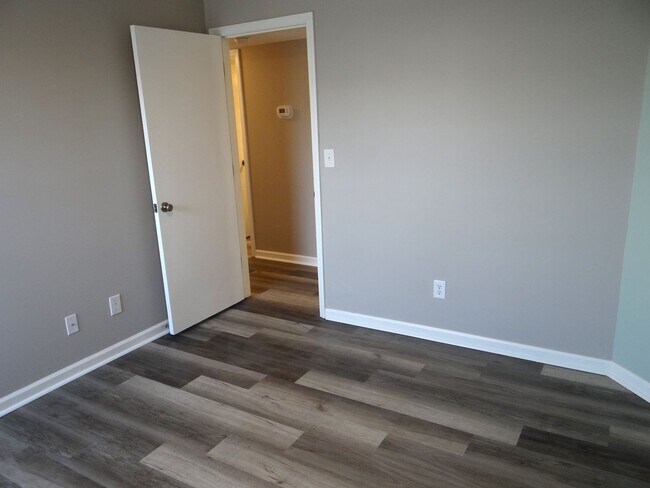 Building Photo - Long term ground floor rental