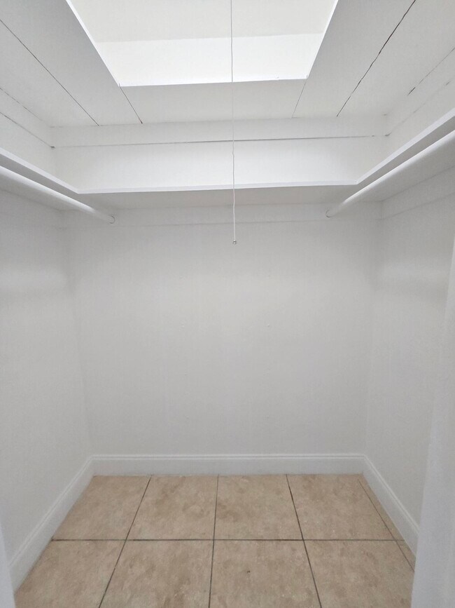Building Photo - 806 N 31st Ct