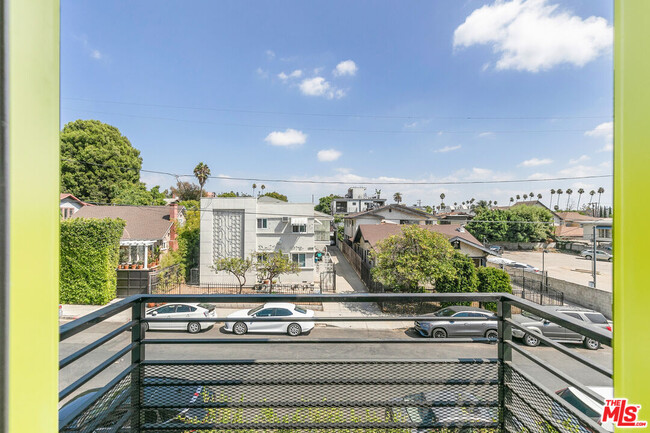 Building Photo - 1949 Vista Del Mar Ave