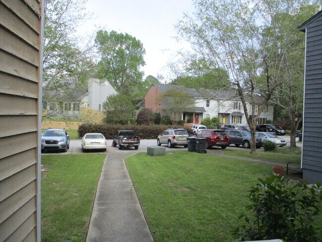 Building Photo - Updated townhome in West Augusta
