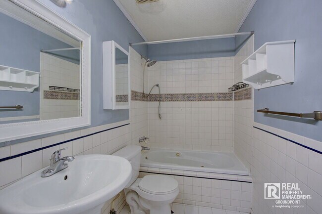 Building Photo - 7945 Parklane Ct