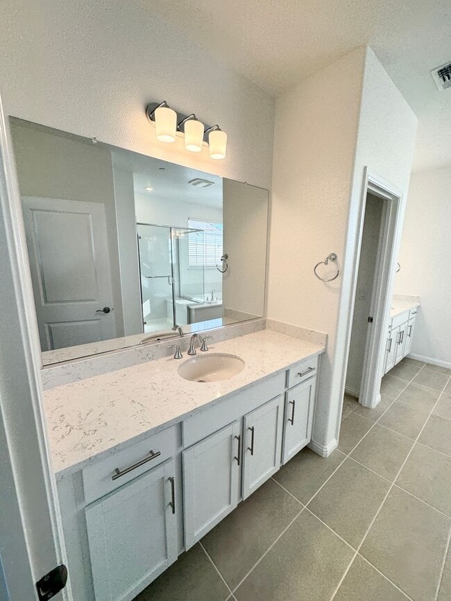 Building Photo - NEWER SOLAR HOME – 4 Bed / 3 Bath + Loft | 2,800 Sq Ft  SEE VIDEO