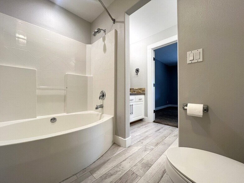 Building Photo - 2541 E Clarene Ct