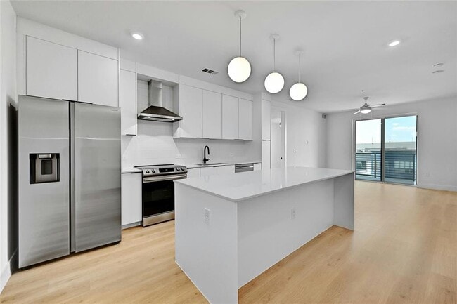 Primary Photo - 1701 Simond Ave Ave