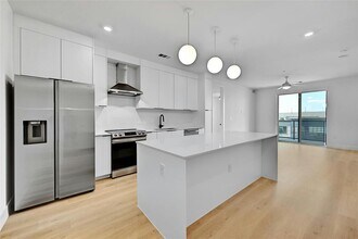 Building Photo - 1701 Simond Ave