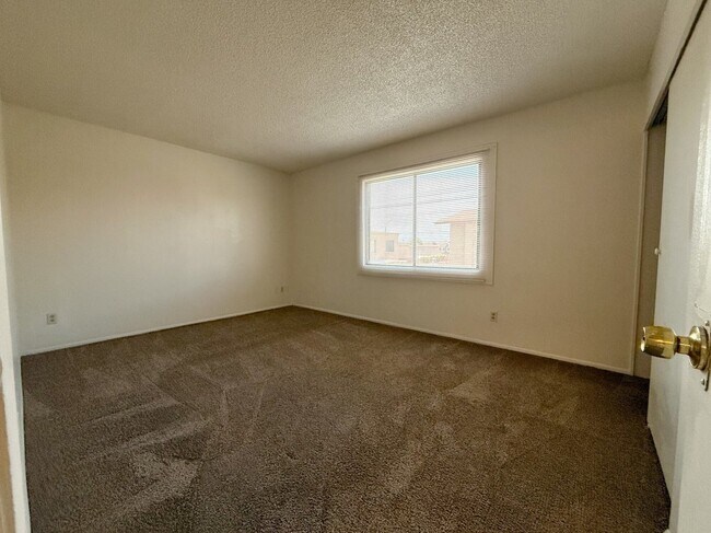 Building Photo - 4031 W Mesquite Ln