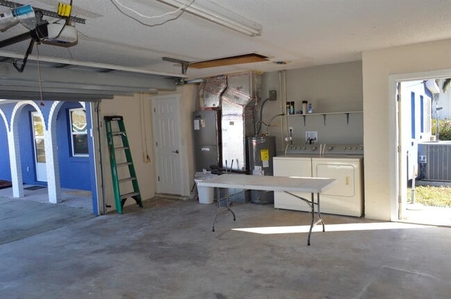 Building Photo - 6525 Manila Palm Way