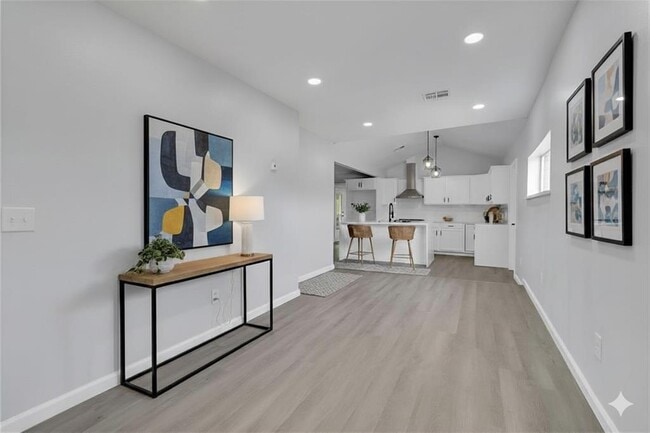 Building Photo - 544 N Elm Ave