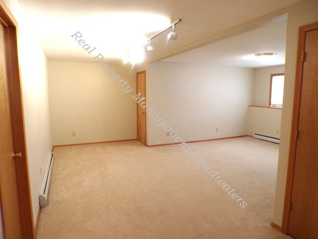 Building Photo - 5 Bedroom 2-1/2 Bath House for Rent