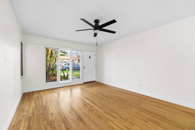 Building Photo - 2BR Coastal La Jolla Apartment | Steps to Windansea Beach