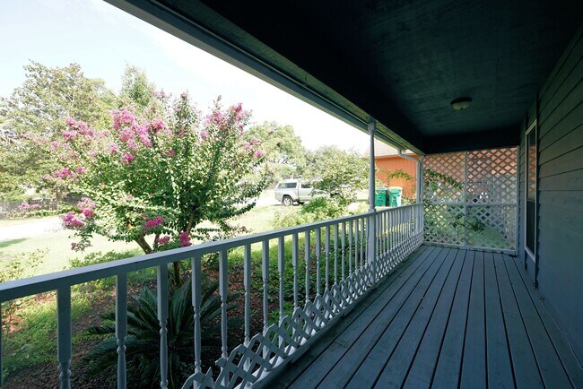 Building Photo - 504 Miller Ln