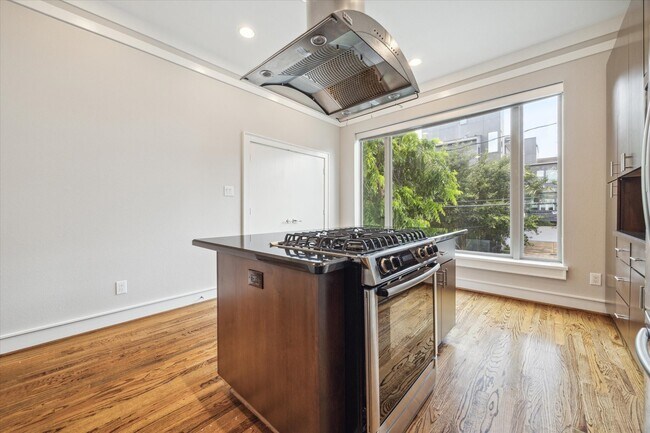 Building Photo - 6126 Clyde St