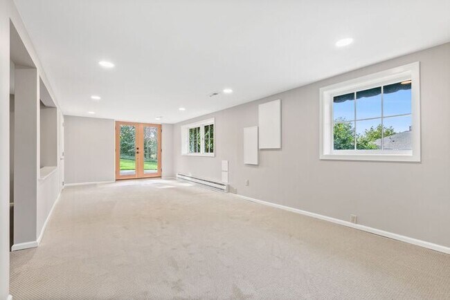 Building Photo - Sunny Air Conditioned Mercer Island Charmer!
