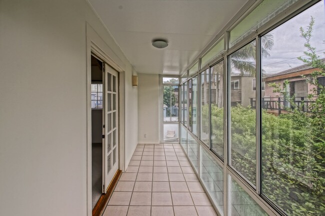 Building Photo - SPACIOUS & AIRY, 3BR2.5BA HERMOSA HILLS HO...