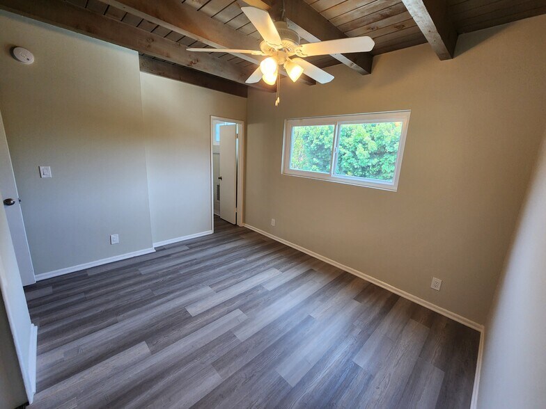 Building Photo - 15043 Victory Blvd