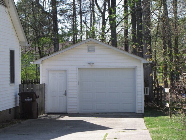 Building Photo - 513 Chivalry Dr