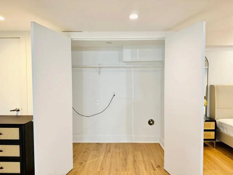 Building Photo - Furnished room/NOT APARTMENT
