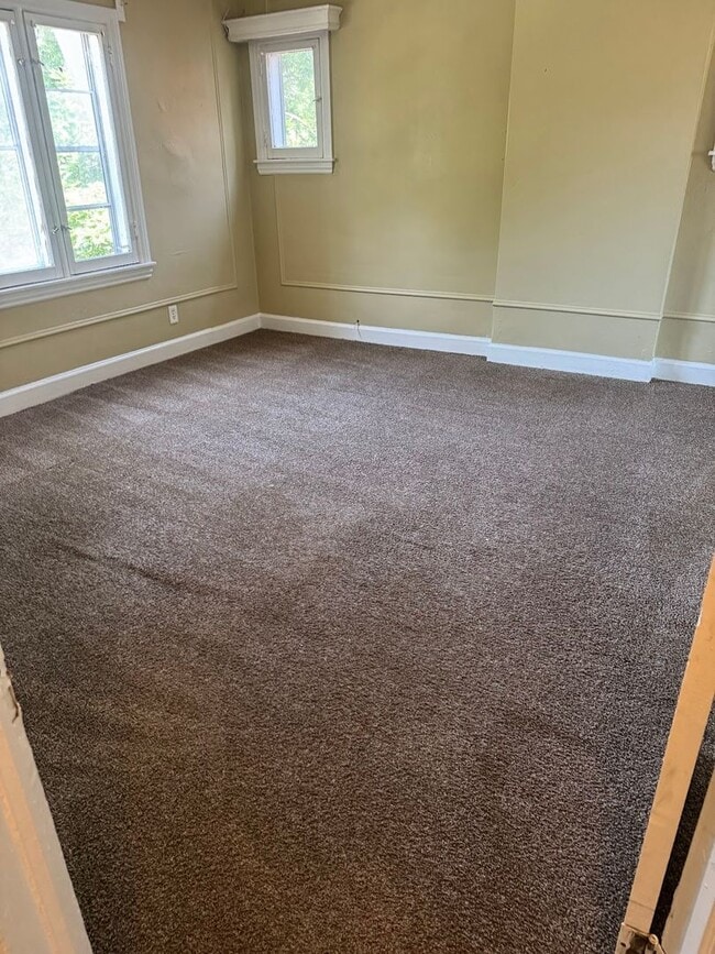 Building Photo - 3 bd/1 bath Single Family Brick Home