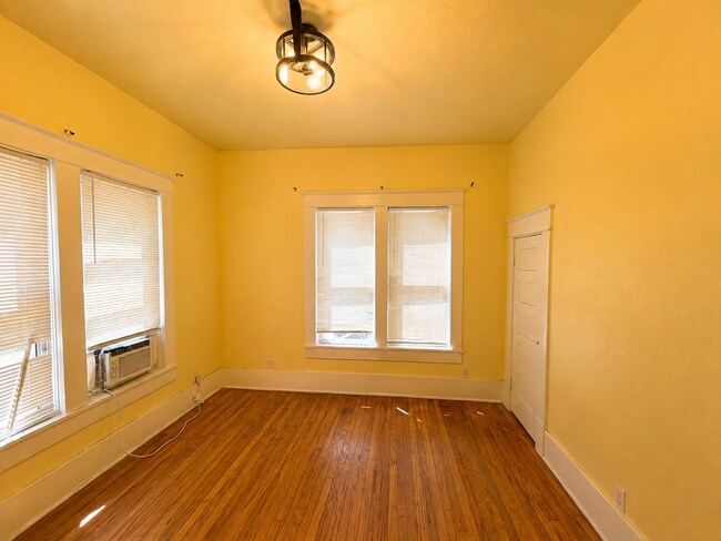 Building Photo - Two-Bedroom Duplex in Shawnee