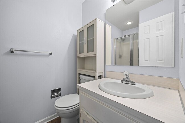 Building Photo - Updated and well maintained 3 bedroom, 2 b...