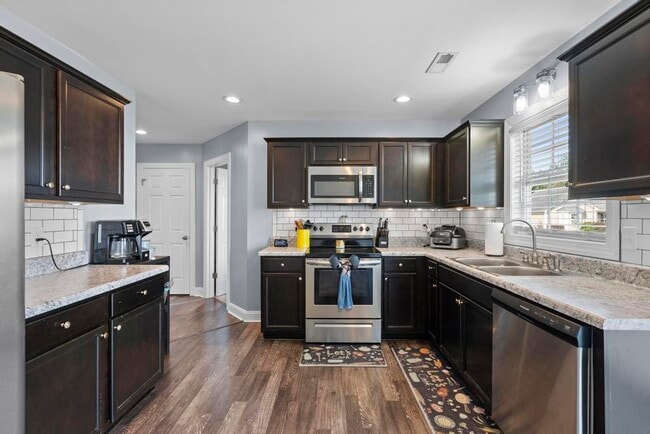 Building Photo - 301 Pine Ridge Ln