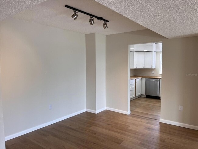 Building Photo - 1120 N Shore Dr NE