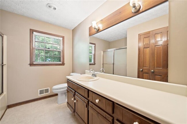 Building Photo - 106 Robinhood Dr