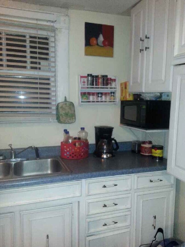 country kitchen - 1706 Villa Pl