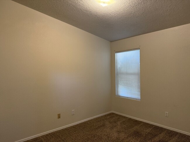 Building Photo - Great 3 Bedroom 2 Bath home with appliance...