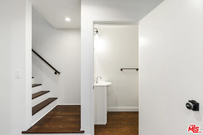 Building Photo - 2500 Abbot Kinney Blvd